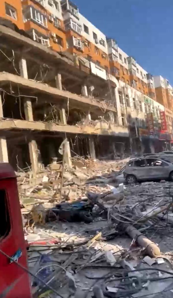 突發(fā)！沈陽(yáng)一飯店燃?xì)獗?，半條街成廢墟(圖2)